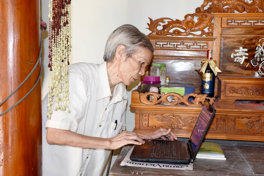 Vượt lên số phận, nhà thơ Trương Quang Thứ viết nên 'kỳ tích'