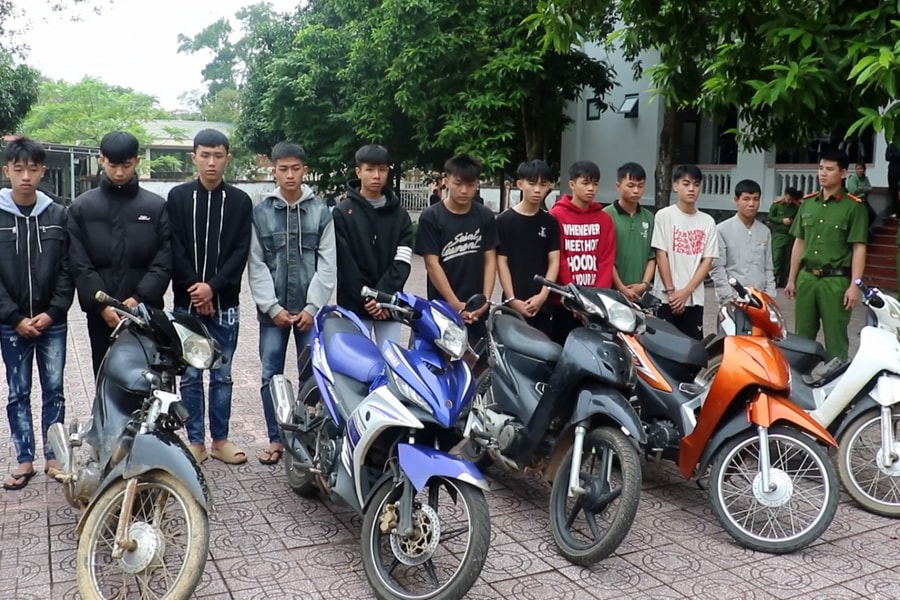 Video: Ngăn chặn, xử lý 2 nhóm thanh thiếu niên lạng lách, gây thương tích cho người đi đường