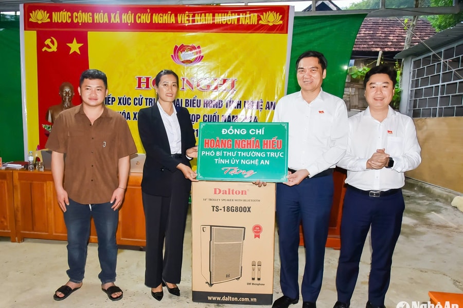 Phó Bí thư Thường trực Tỉnh ủy Hoàng Nghĩa Hiếu tiếp xúc cử tri huyện Tương Dương