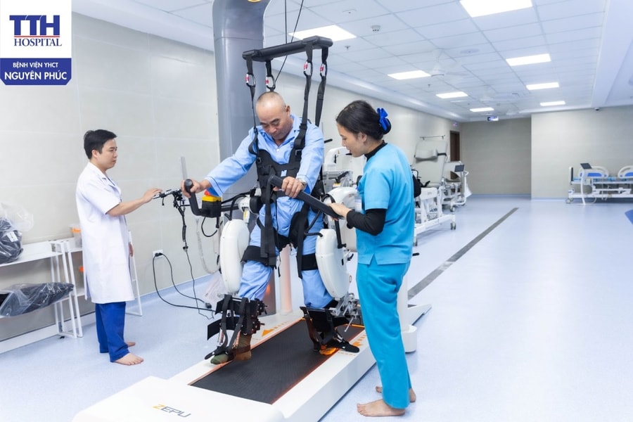 Lần đầu tiên ứng dụng robot công nghệ cao - thực tế ảo trong điều trị tại Bệnh viện Y học cổ truyền Nguyên Phúc