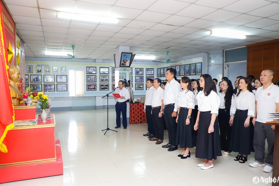 Báo Nghệ An dâng hoa, dâng hương tưởng niệm Chủ tịch Hồ Chí Minh