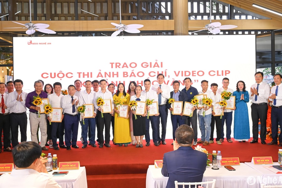 Trao giải Cuộc thi Ảnh báo chí 'Khoảnh khắc vàng' và Video clip Báo Nghệ An năm 2024