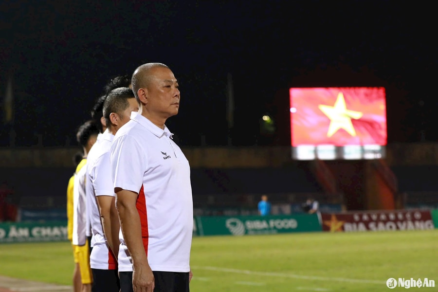 Huấn luyện viên trưởng Sông Lam Nghệ An Phạm Anh Tuấn từ chức
