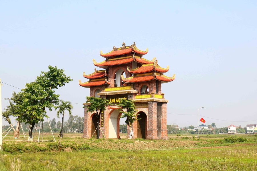 Ngắm cổng làng to, đẹp bậc nhất quê lúa