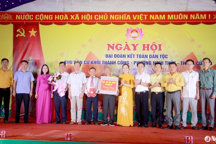 Phó Chủ tịch Ủy ban MTTQ tỉnh chung vui Ngày hội Đại đoàn kết cùng nhân dân TX Cửa Lò
