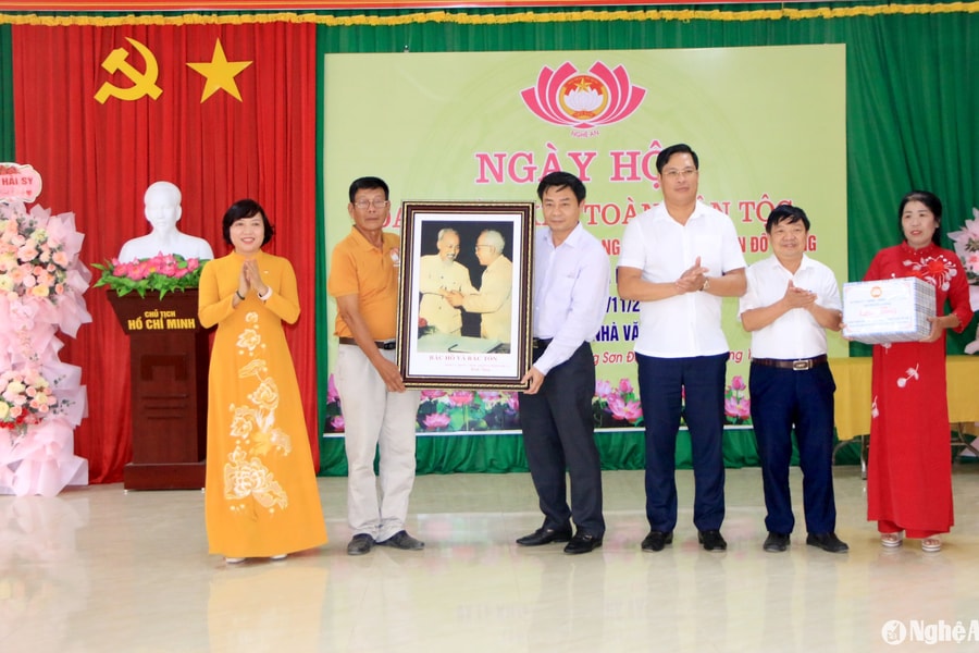 Trưởng ban Nội chính Tỉnh ủy Hồ Lê Ngọc vui hội Đại đoàn kết tại huyện Đô Lương