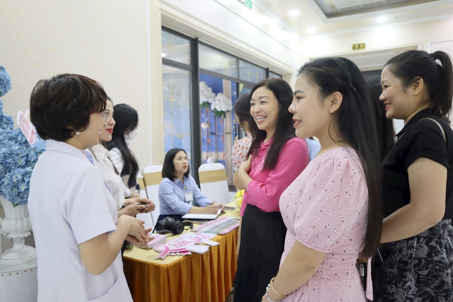 Tập huấn kiến thức về phòng, chống ung thư vú cho hơn 200 nữ cán bộ, đoàn viên