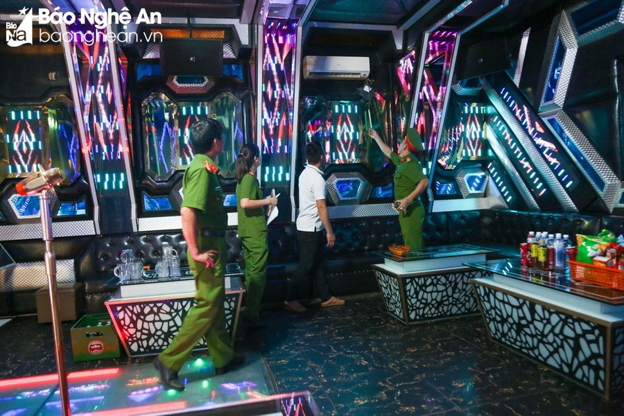 Hai cơ sở kinh doanh karaoke tại thành phố Vinh bị xử phạt 135 triệu đồng