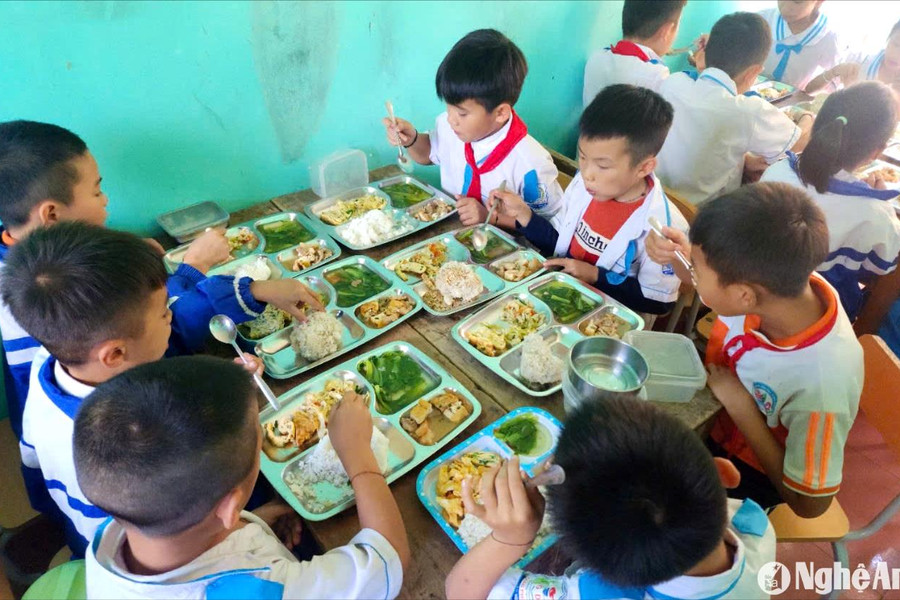 Giáo viên Trường Tiểu học Châu Phong (Quỳ Châu) góp tiền, nấu những bữa cơm ngon cho học trò hoàn cảnh khó khăn