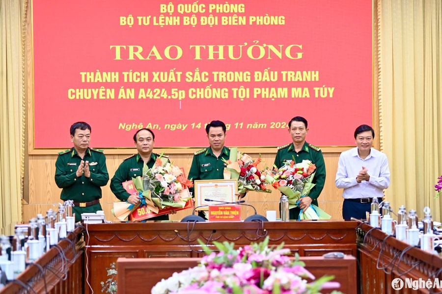 Trao thưởng chuyên án bắt giữ 5 đối tượng vận chuyển trái phép 70kg ma túy tổng hợp vào Nghệ An