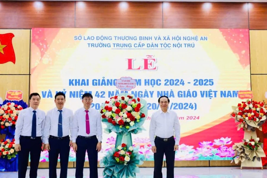 Trường Trung cấp Dân tộc nội trú Nghệ An tổ chức lễ khai giảng năm học mới