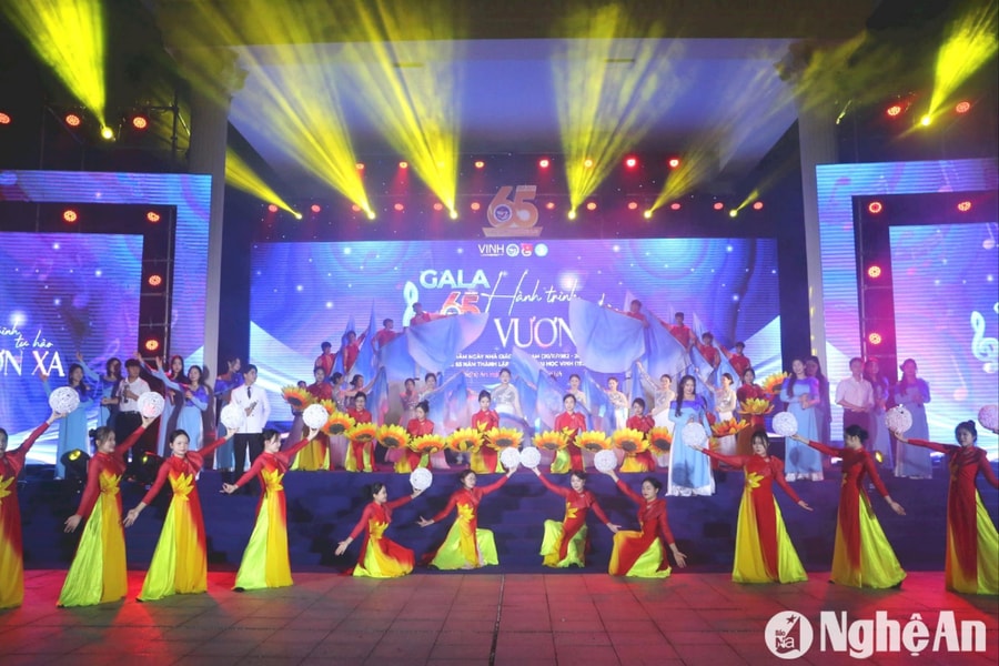 Sôi động Đêm Gala và Liên hoan nghệ thuật '65 năm - hành trình tự hào vươn xa' tại Trường Đại học Vinh