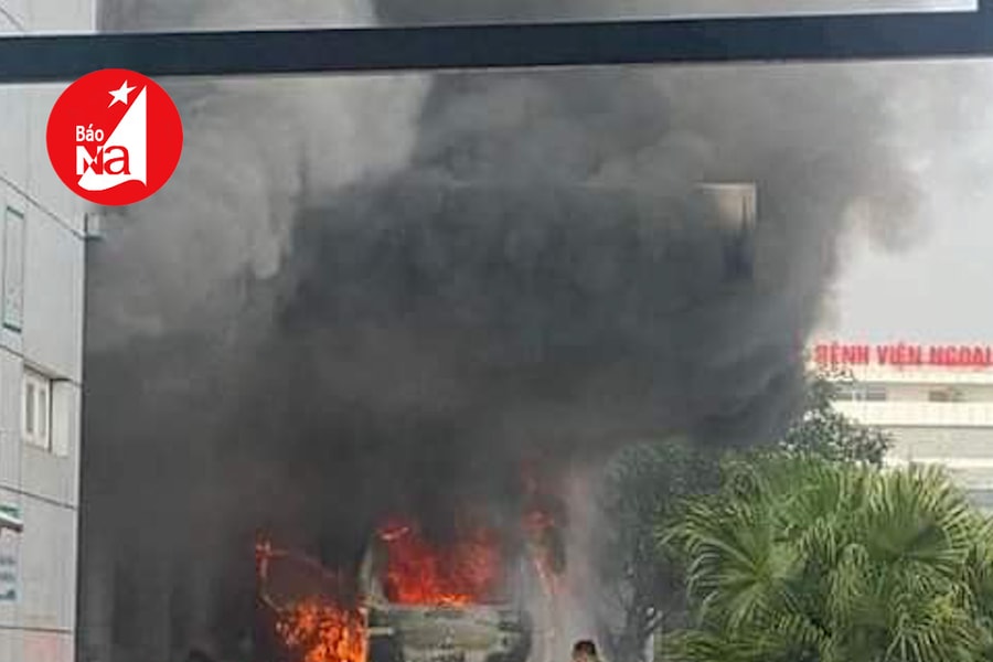 Xe cấp cứu cháy tại sảnh bệnh viện ở Nghệ An