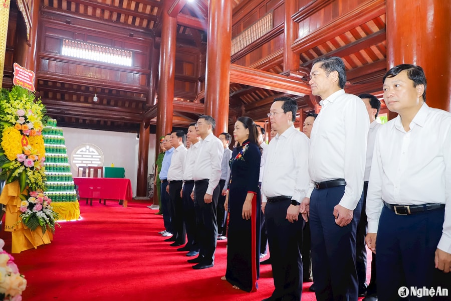 Trưởng Ban Tổ chức Trung ương Lê Minh Hưng dâng hương tưởng niệm các Anh hùng liệt sĩ