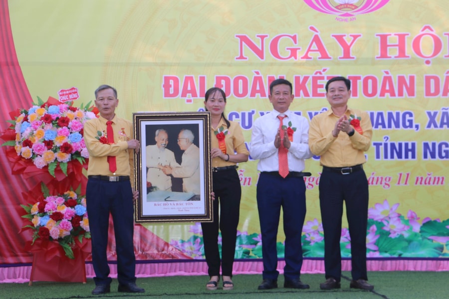 Phó Chủ tịch Uỷ ban MTTQ tỉnh dự ngày hội đại đoàn kết tại xã Diễn Ngọc (Diễn Châu)