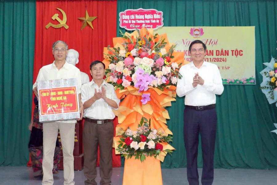 Phó Bí thư Thường trực Tỉnh ủy Hoàng Nghĩa Hiếu vui Ngày hội Đại đoàn kết với nhân dân thành phố Vinh