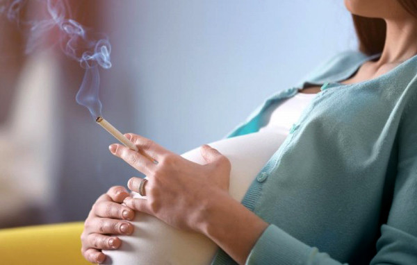 Phụ nữ mang thai gặp nhiều nguy hiểm khi tiếp xúc với khói thuốc lá