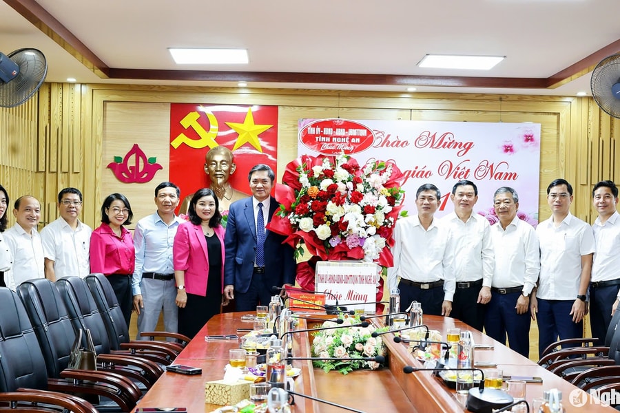 Đồng chí Hoàng Nghĩa Hiếu chúc mừng ngành Giáo dục và Hội Cựu giáo chức Nghệ An nhân dịp 20/11