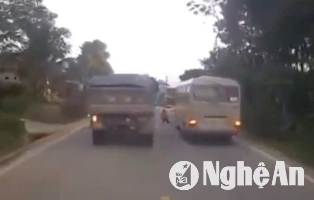 Vừa xuống xe đưa đón, cháu bé bị xe tải cán tử vong