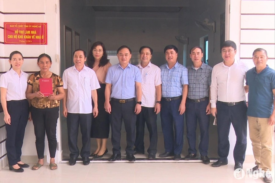 Ban Tổ chức Tỉnh ủy bàn giao nhà Đại đoàn kết tại xã Giang Sơn Tây, huyện Đô Lương