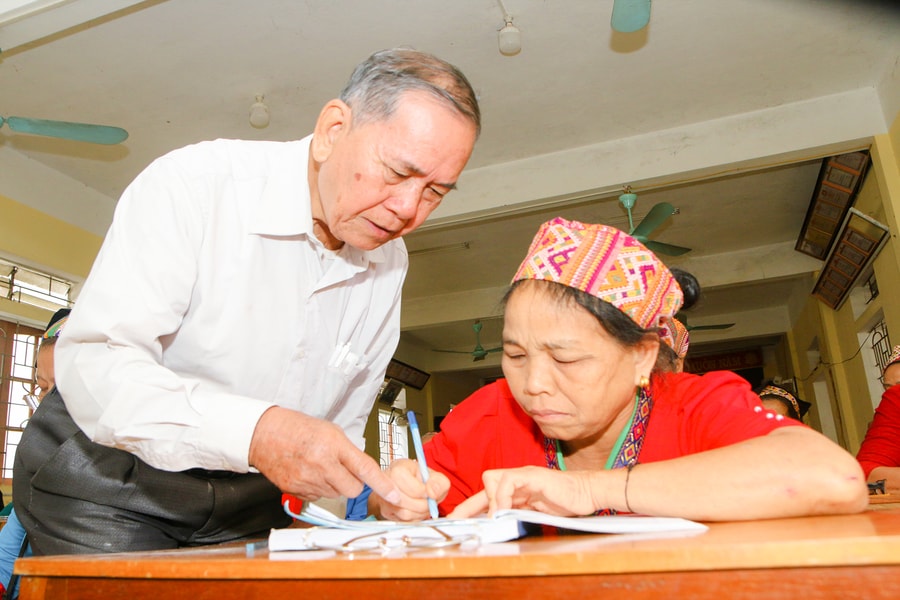 Người già dân tộc Thái đi học... chữ Thái