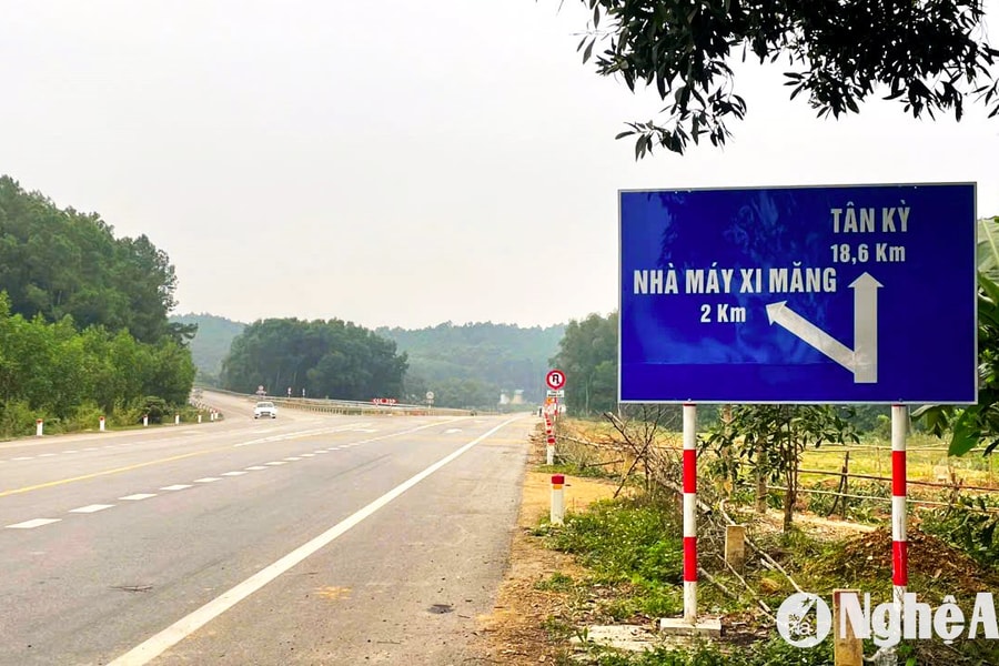 Sở Giao thông vận tải Nghệ An lắp đặt 3 biển chỉ dẫn trên đường N5 kéo dài