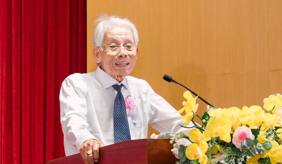 Phó giáo sư 89 tuổi dành 2 tỷ đồng tặng sinh viên nghèo