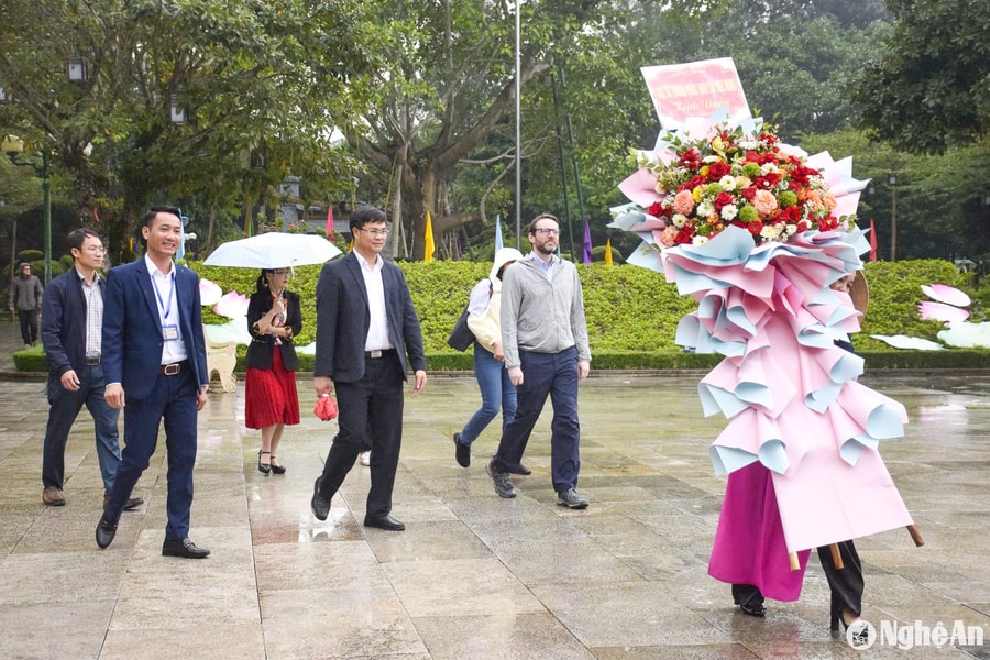 Đại sứ đặc mệnh toàn quyền Vương quốc Anh tại Việt Nam dâng hoa tưởng niệm Chủ tịch Hồ Chí Minh