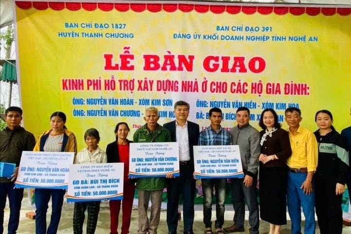 Đảng ủy Khối Doanh nghiệp tỉnh Nghệ An bàn giao nhà tình nghĩa cho hộ nghèo ở huyện Thanh Chương