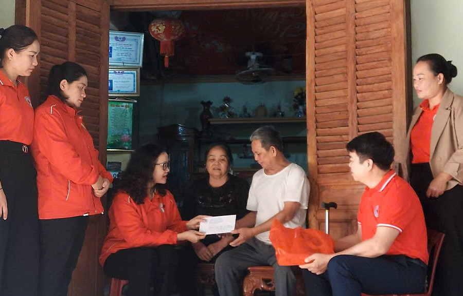 Hội Chữ thập đỏ Nghệ An giao ban cụm thi đua số 2 và trao tặng quà cho hộ nghèo