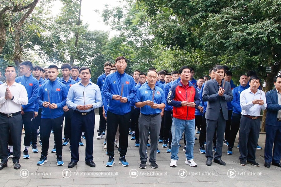 Đội tuyển Việt Nam dâng hương tưởng niệm các Vua Hùng trước ASEAN Cup 2024