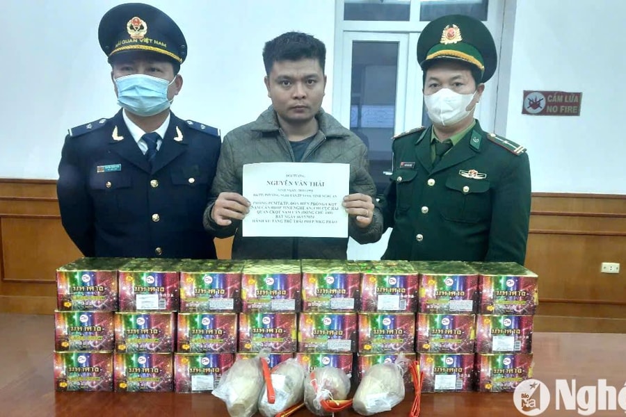 Bắt đối tượng tàng trữ 30 kg pháo ở khu vực biên giới