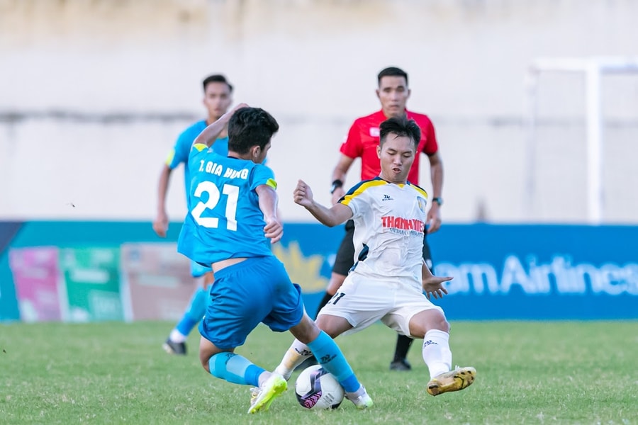 Phận 'người thừa' của 2 cầu thủ trẻ Sông Lam Nghệ An