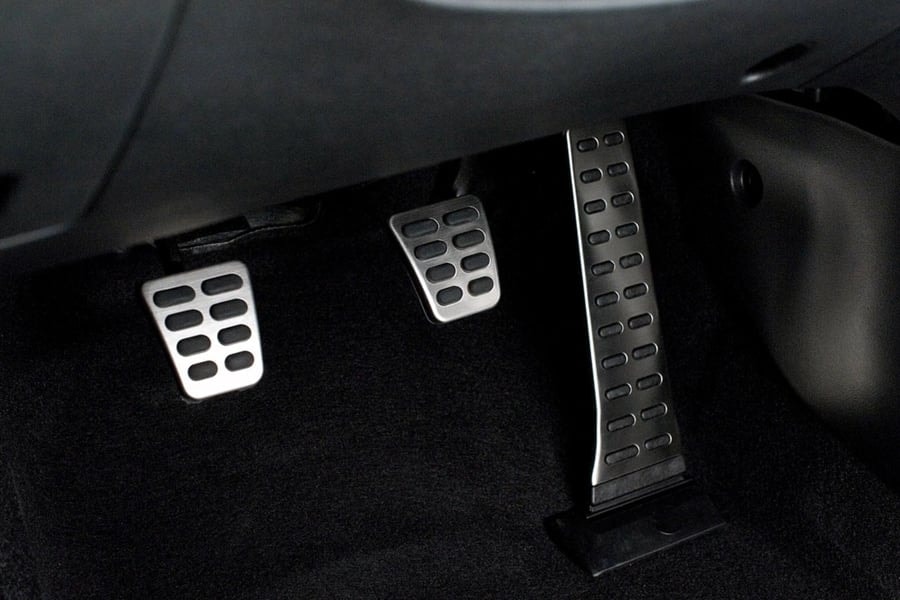 Kinh nghiệm tránh đạp nhầm chân ga tài xế nên biết