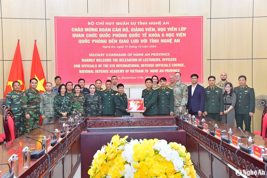 Đoàn công tác Học viện Quốc phòng học tập, nghiên cứu thực tế tại Nghệ An