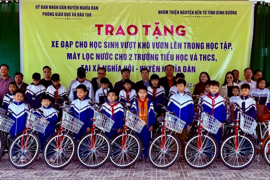 Trao tặng 50 xe đạp cho học sinh có hoàn cảnh khó khăn tại Nghĩa Đàn