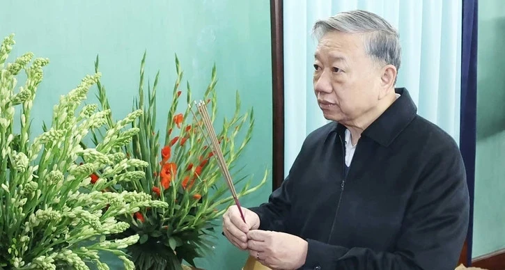 Tổng Bí thư Tô Lâm dâng hương tưởng niệm Chủ tịch Hồ Chí Minh tại nhà 67