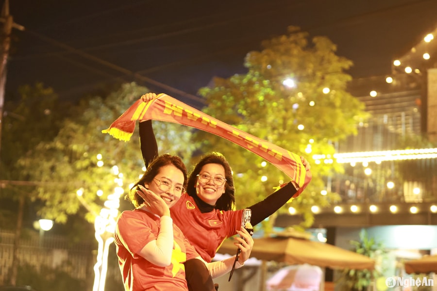 Cổ động viên diễu hành tiếp lửa cho tuyển Việt Nam trước trận quyết đấu với Indonesia