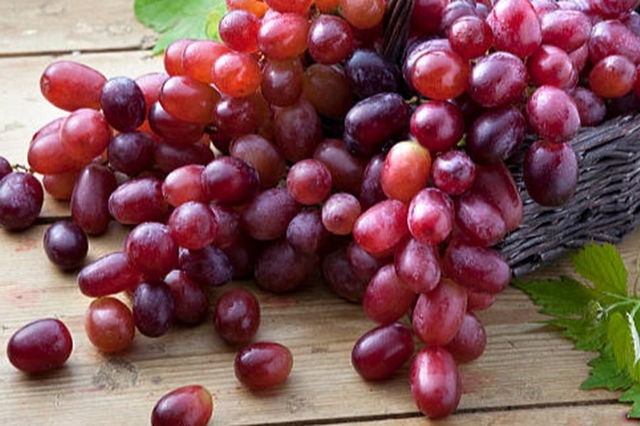 Giảm cholesterol nhờ ăn nho thường xuyên