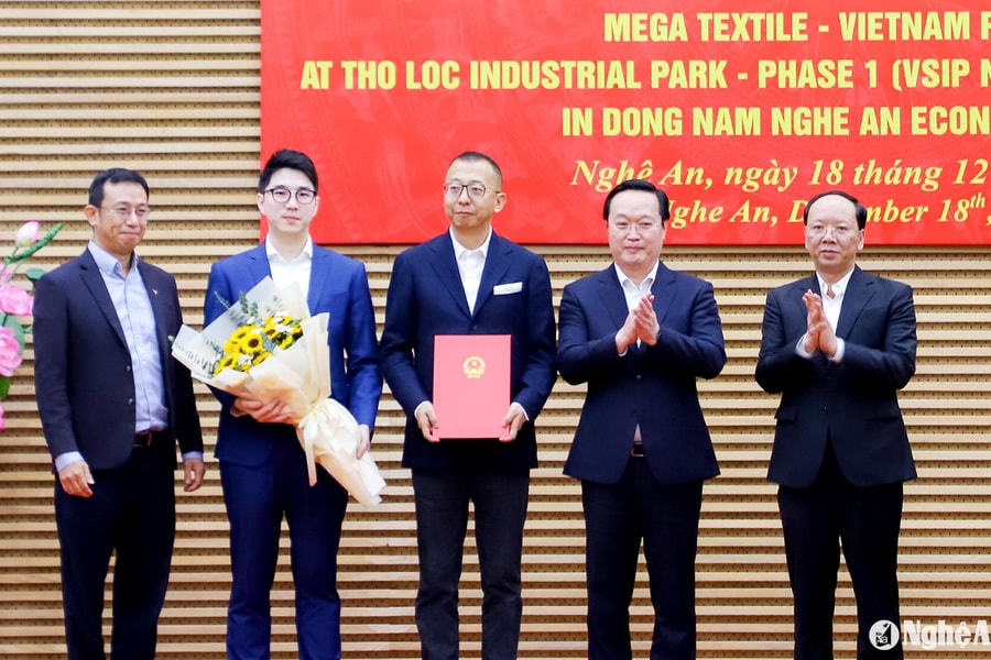 Bí thư Tỉnh uỷ, Chủ tịch UBND tỉnh Nguyễn Đức Trung trao Giấy chứng nhận đăng ký đầu tư dự án Mega Textile Vietnam