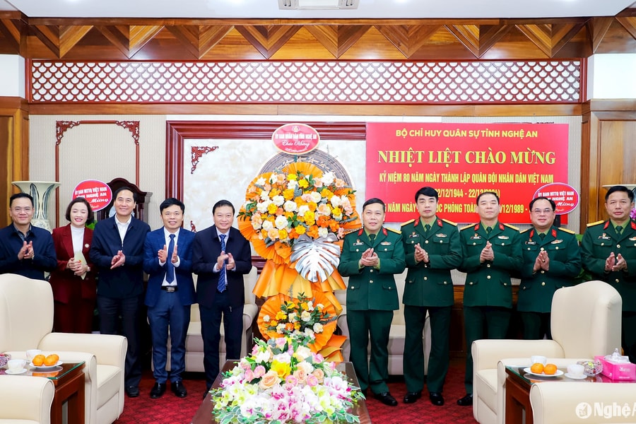 Phó Chủ tịch Thường trực UBND tỉnh Nghệ An Lê Hồng Vinh chúc mừng Bộ Chỉ huy Quân sự tỉnh