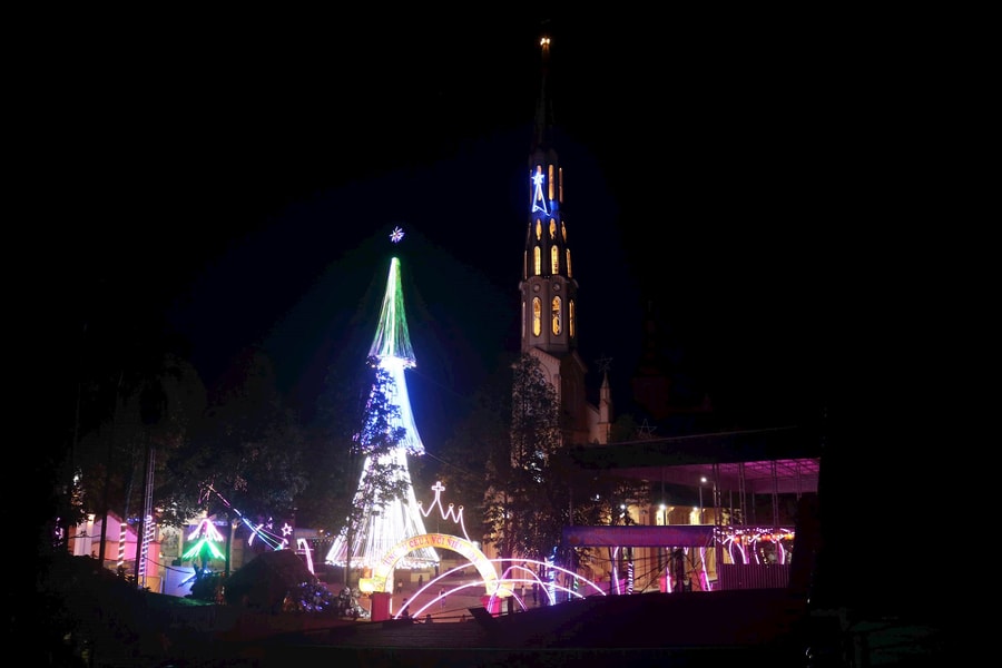 Độc đáo cây thông 3 tầng đón Giáng sinh ở giáo xứ Phúc Yên