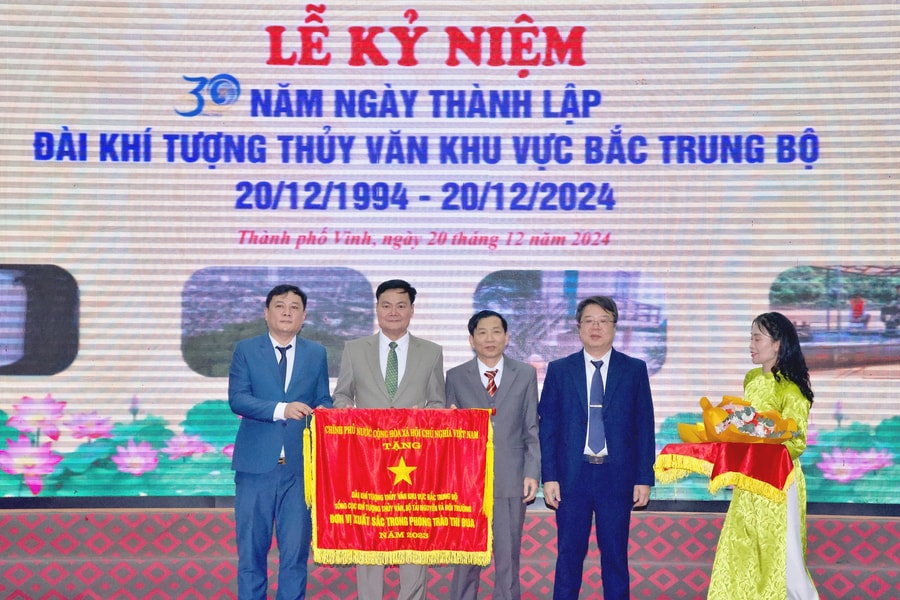 Đài Khí tượng Thuỷ văn khu vực Bắc Trung Bộ đón nhận Cờ thi đua của Chính phủ