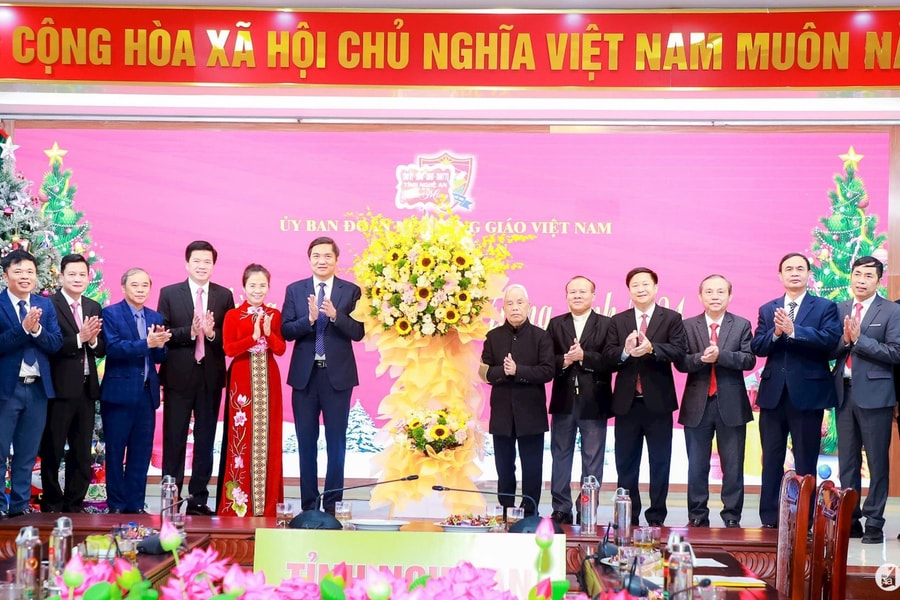 Phó Bí thư Thường trực Tỉnh ủy Hoàng Nghĩa Hiếu chúc mừng Ủy ban Đoàn kết Công giáo Nghệ An nhân Lễ Giáng sinh 2024