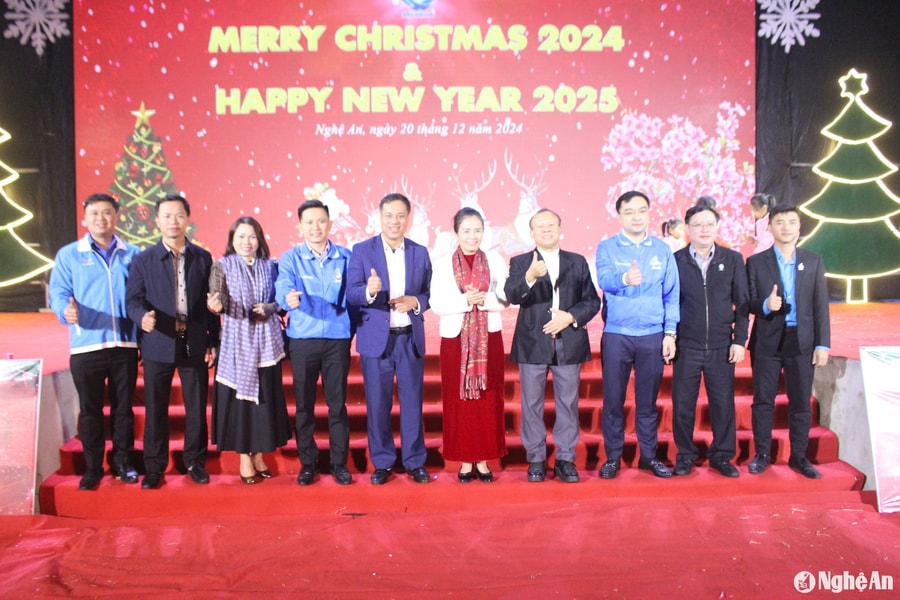 Chủ tịch Ủy ban MTTQ tỉnh dự chương trình mừng Giáng sinh chào năm mới tại Giáo xứ Vạn Thủy