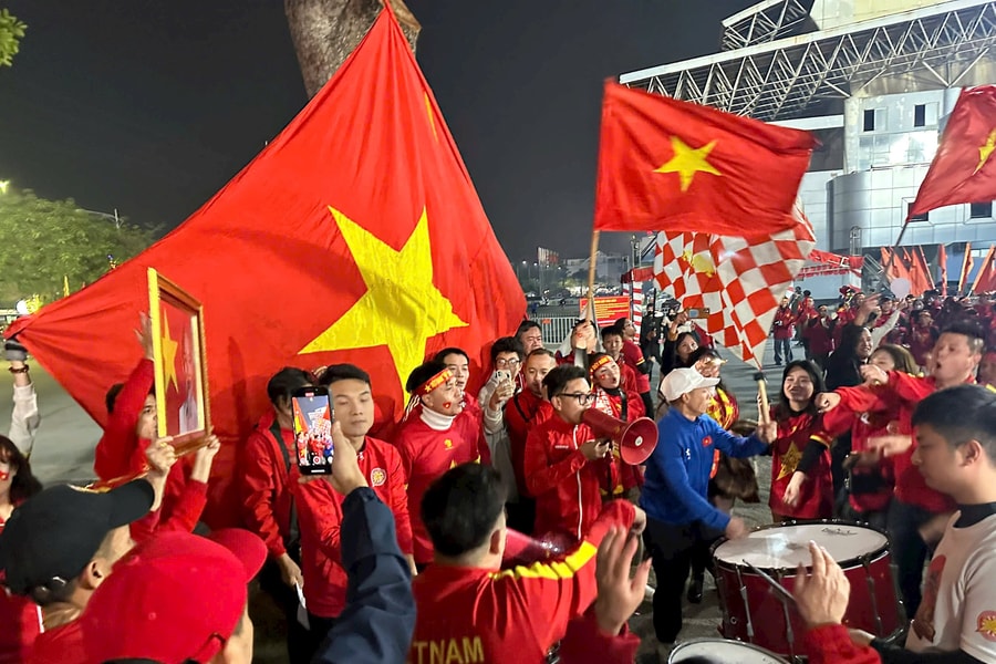 Cổ động viên Việt Nam khuấy động sân Việt Trì ''tiếp lửa'' thầy trò Kim Sang-sik