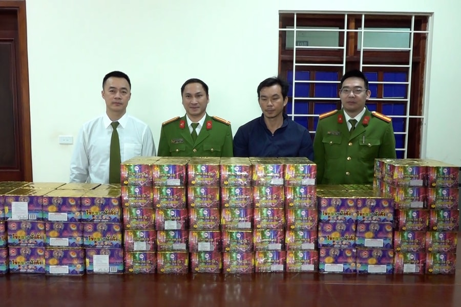 Lái xe vận chuyển 2,5 tạ pháo nổ đi tiêu thụ