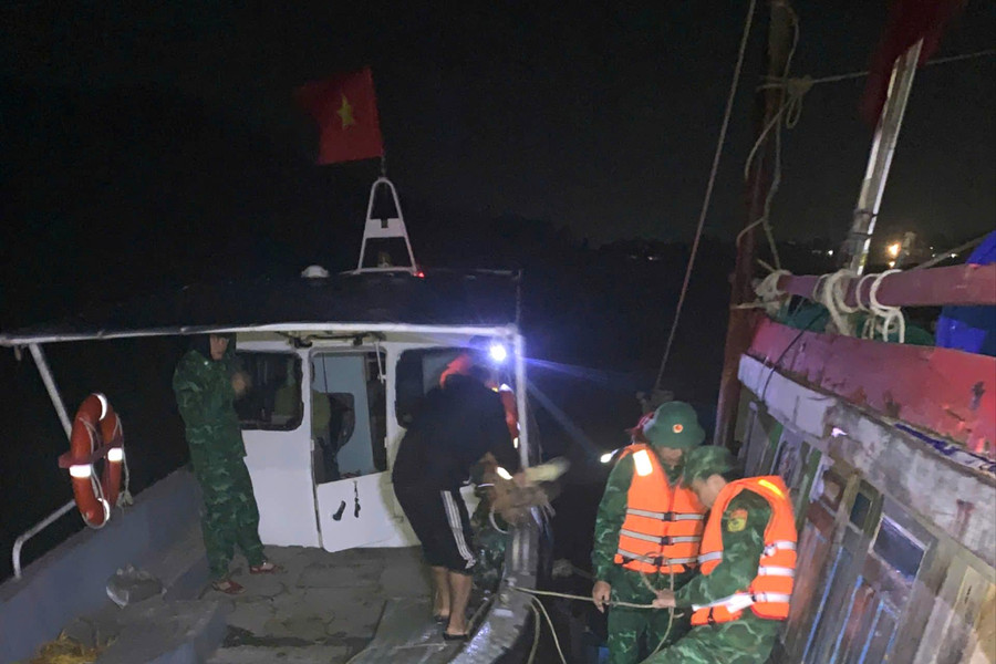 Biên phòng Nghệ An cứu nạn kịp thời 4 thuyền viên trên tàu cá gặp nạn