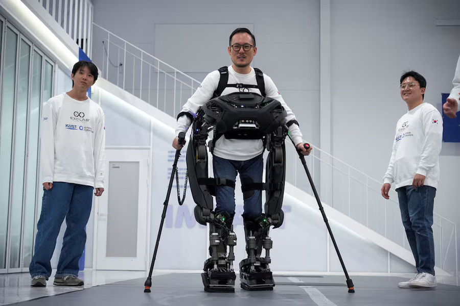 Hàn Quốc phát triển robot giúp người liệt nửa người đi lại