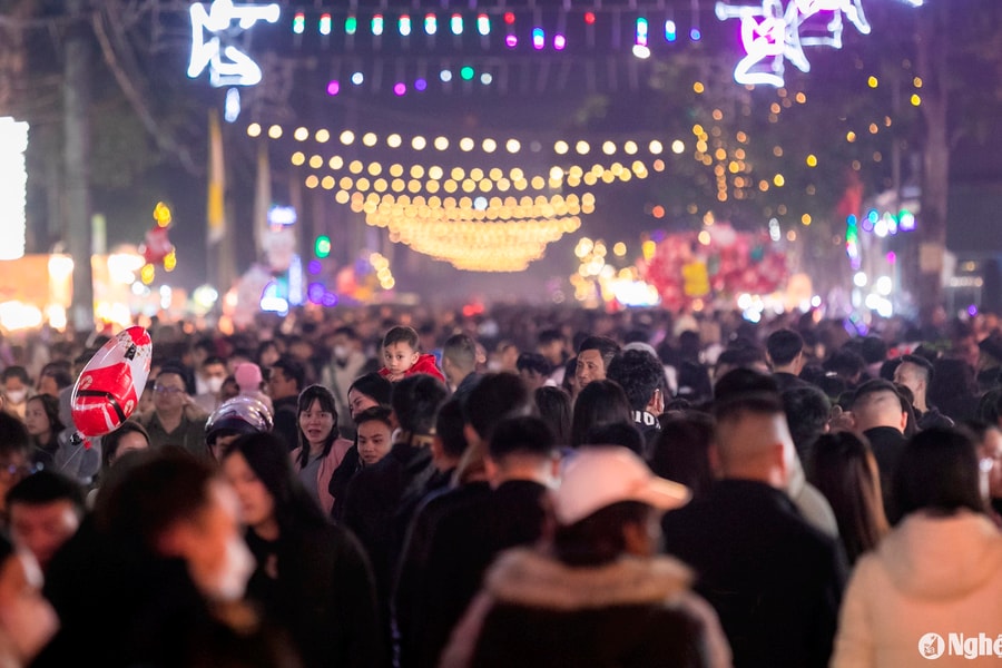 Biển người đổ về nhà thờ lớn nhất thành Vinh đón Giáng sinh